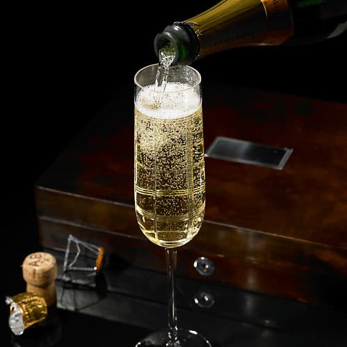 Không sử dụng ly sáo (hẹp thon dài) để thưởng thức champagne