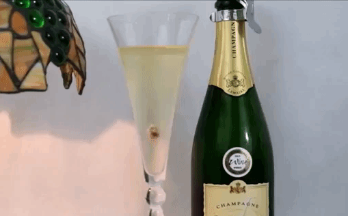 hiện tượng lạ khi bỏ nho khô vào champagne