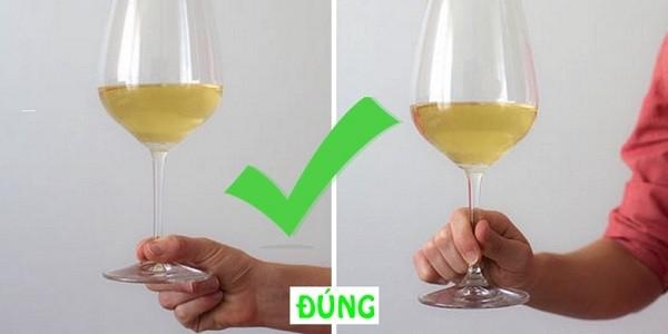 Cách cầm ly rượu