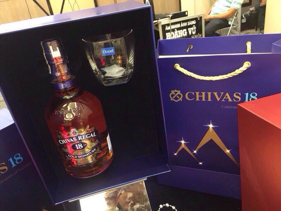 Chivas 18 Gold Signature hộp quà 2018
