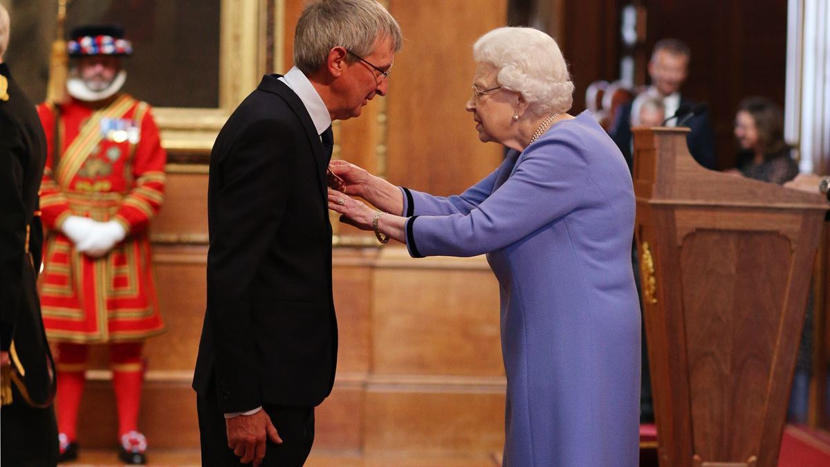 Jim Beveridge được Nữ hoàng trao tặng OBE