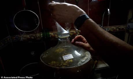 Kỳ lạ người dân Cuba dùng bao cao su để ngâm rượu trái cây