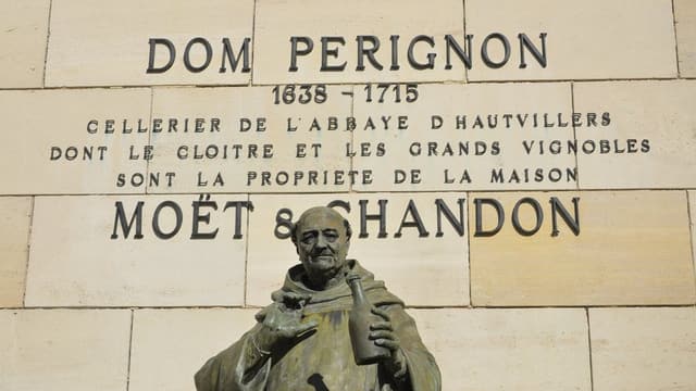 Tượng Dom Pérignon tại Moët et Chandon