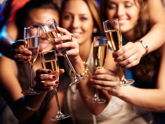 Phụ nữ uống rượu nhiều hơn đàn ông