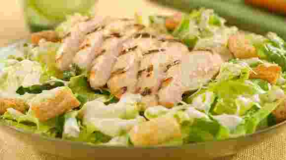 Salad gà chế biến từ rượu vang