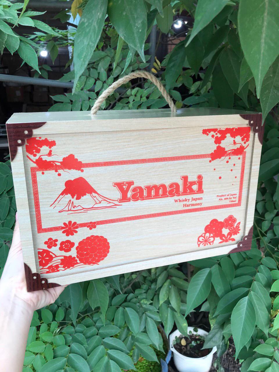 Rượu Yamaki hình hổ (hộp gỗ)