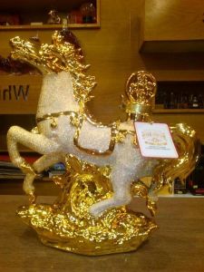 Rượu Con Ngựa Vàng Phong thủy